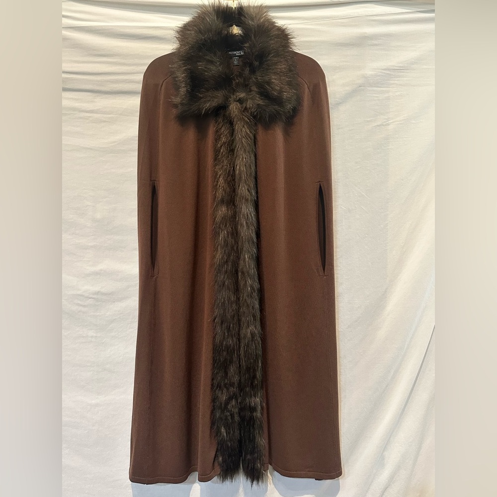 NEW - Beautiful Anthony Original Sweater
Knit Faux Fur Cape - Size Large